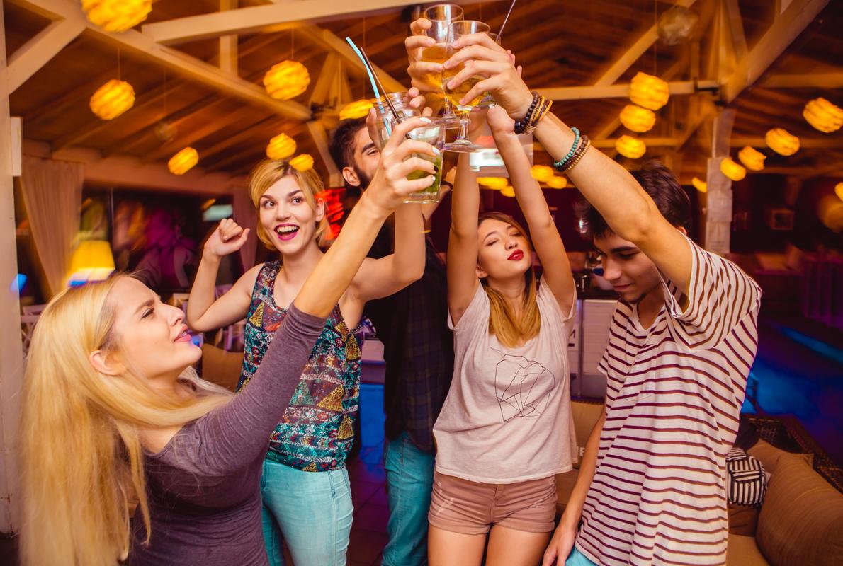 CAUSAS DEL ALCOHOLISMO EN ADOLESCENTES
